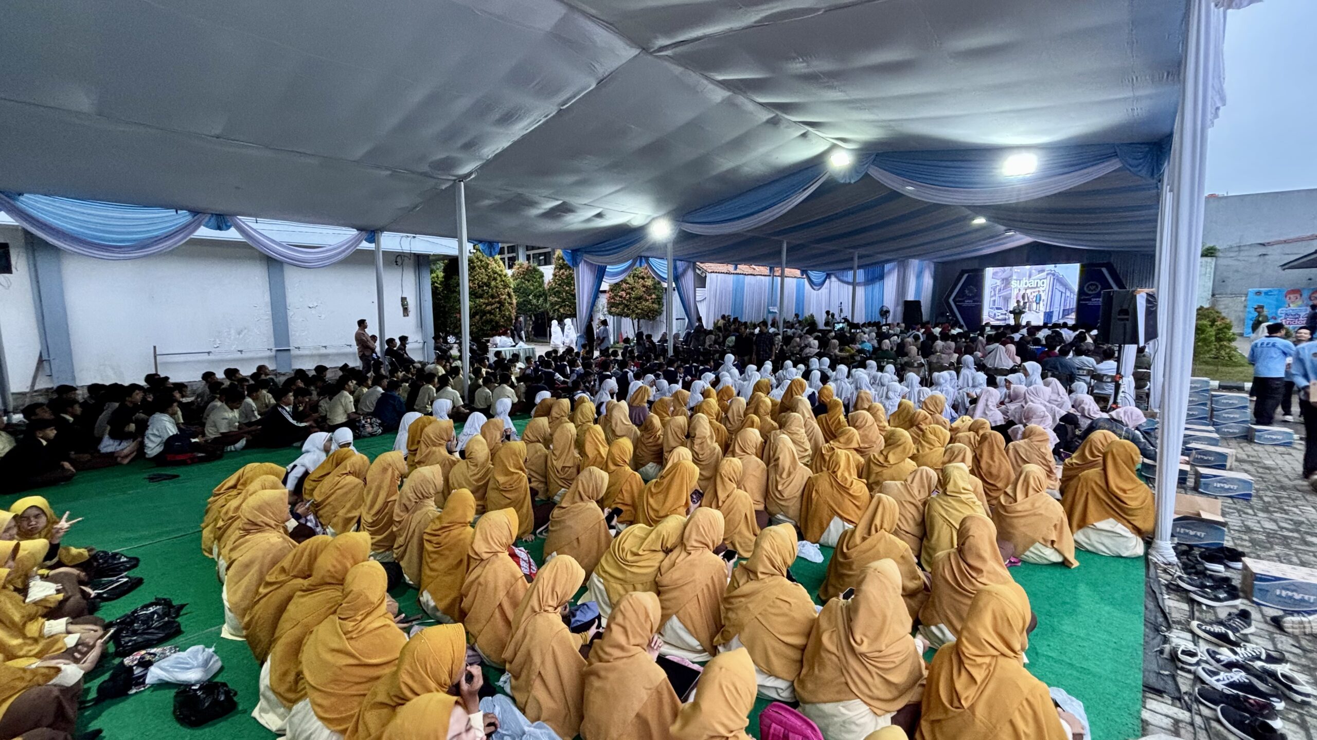 Momen keikut sertaan santri dan santriwati acara Peresmian SPPG Makan Bergizi Gratis di Pesantren Persis 04 Ciganitri Bojongsoang