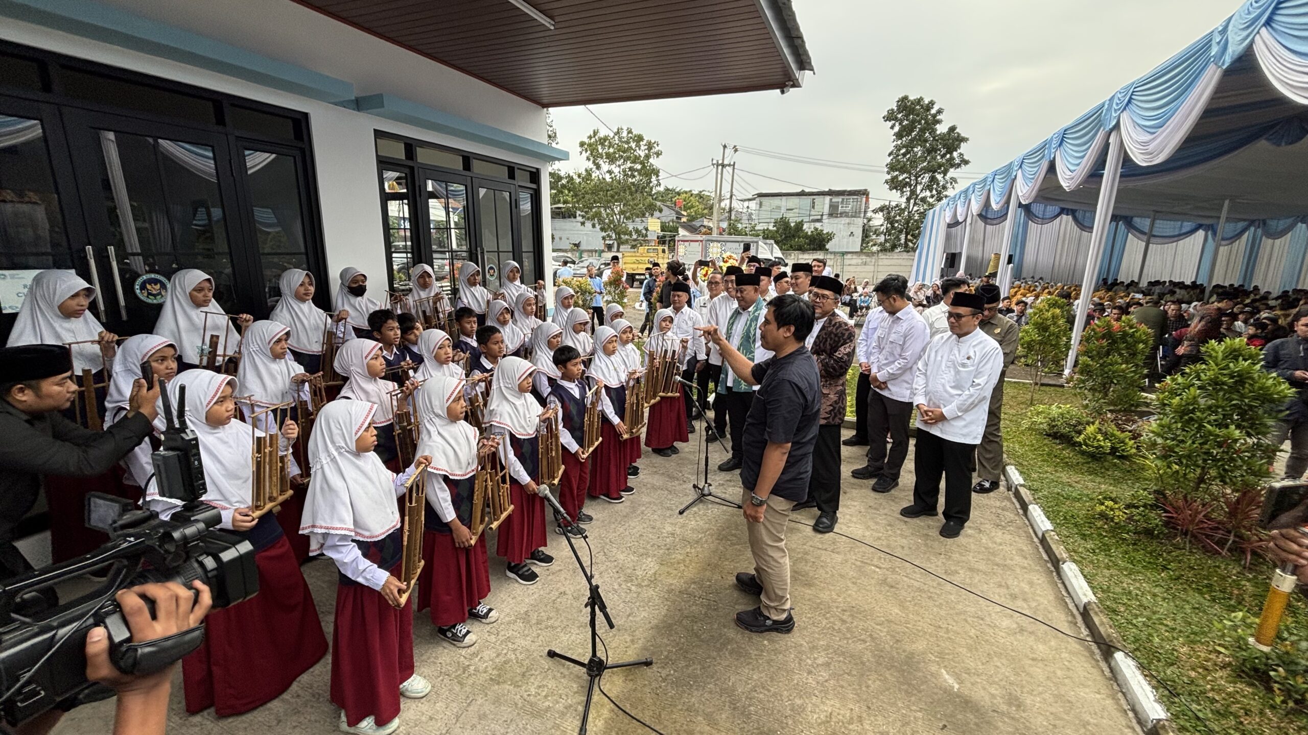 Momen sambutan angklung santri di acara Peresmian SPPG Makan Bergizi Gratis di Pesantren Persis 04 Ciganitri Bojongsoang