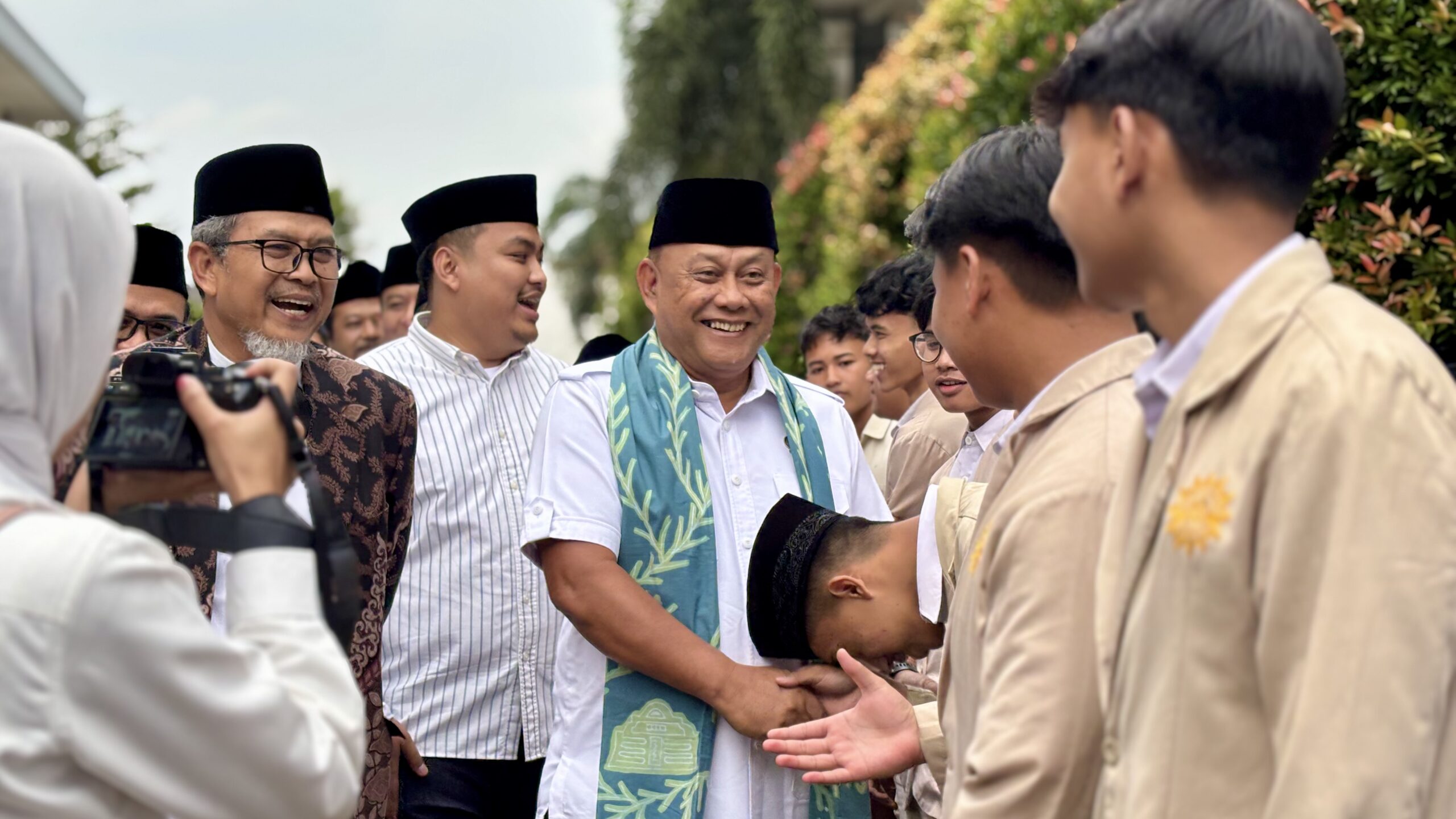 Momen ciumtangan oleh santri di acara Peresmian SPPG Makan Bergizi Gratis di Pesantren Persis 04 Ciganitri Bojongsoang