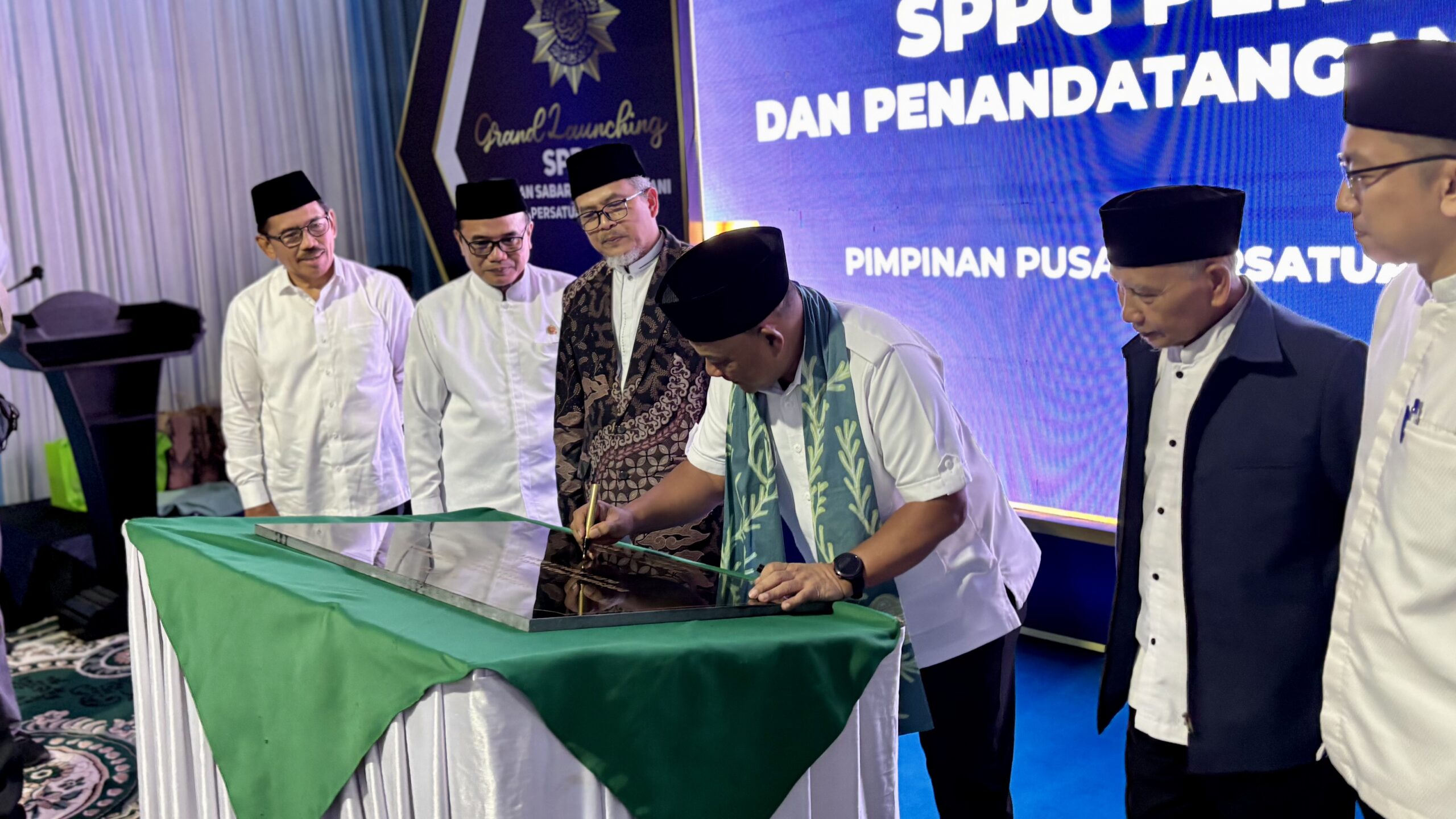 Momen Penandatanganan MoU di acara Peresmian SPPG Makan Bergizi Gratis di Pesantren Persis 04 Ciganitri Bojongsoang