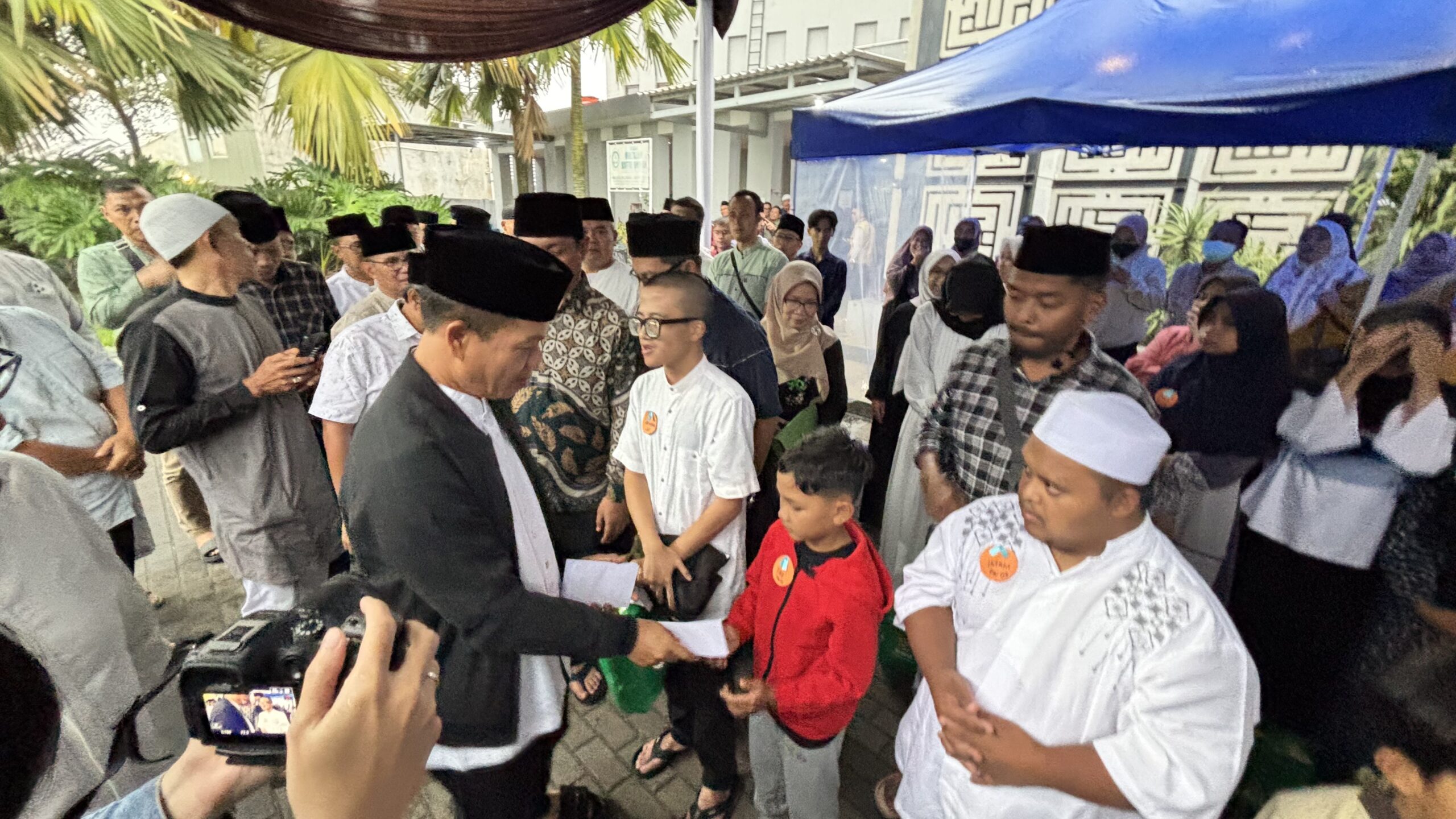 Tarawih Keliling Bupati Bandung di Bojongsoang Santuni Yatim dan Beri Bantuan Motor 1