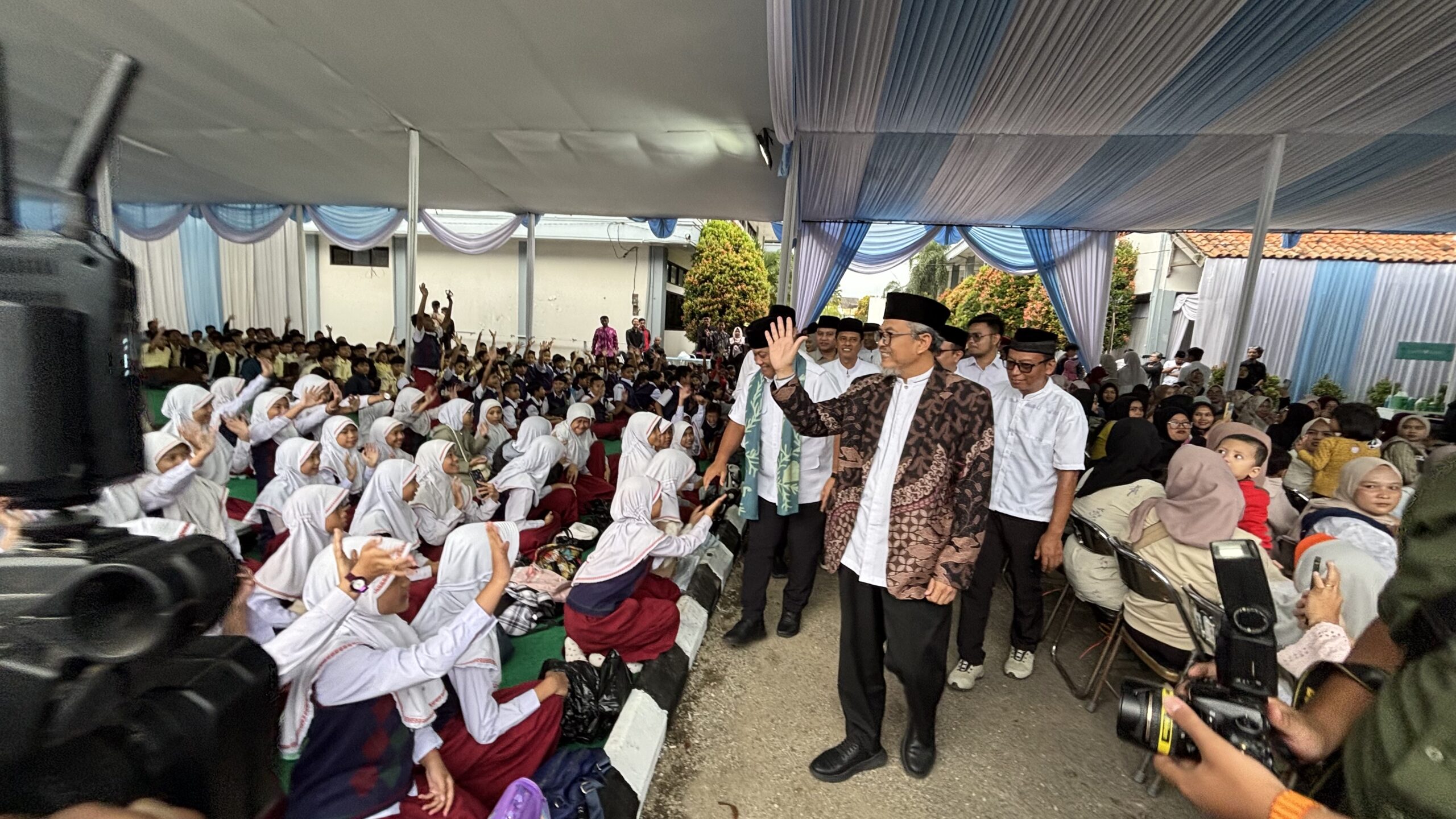 Momen kebahagiaan santri di acara Peresmian SPPG Makan Bergizi Gratis di Pesantren Persis 04 Ciganitri Bojongsoang